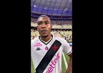 Jogador do Vasco com uniforme branco e preto.