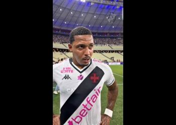 Jogador do Vasco em campo iluminado.