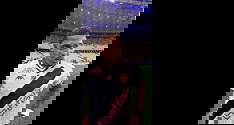 Jogador do Vasco em campo iluminado.