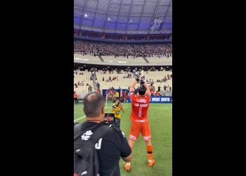 Jogador do Vasco comemorando em campo.