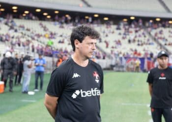 Atenção ao Humphrey na lateral do campo.