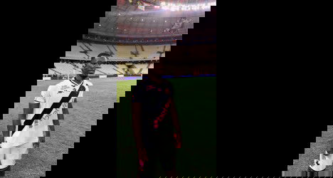 Jogador do Vasco no estádio, camisa branca e calções brancos.