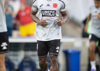 Jogador de futebol jogging em campo do Vasco.