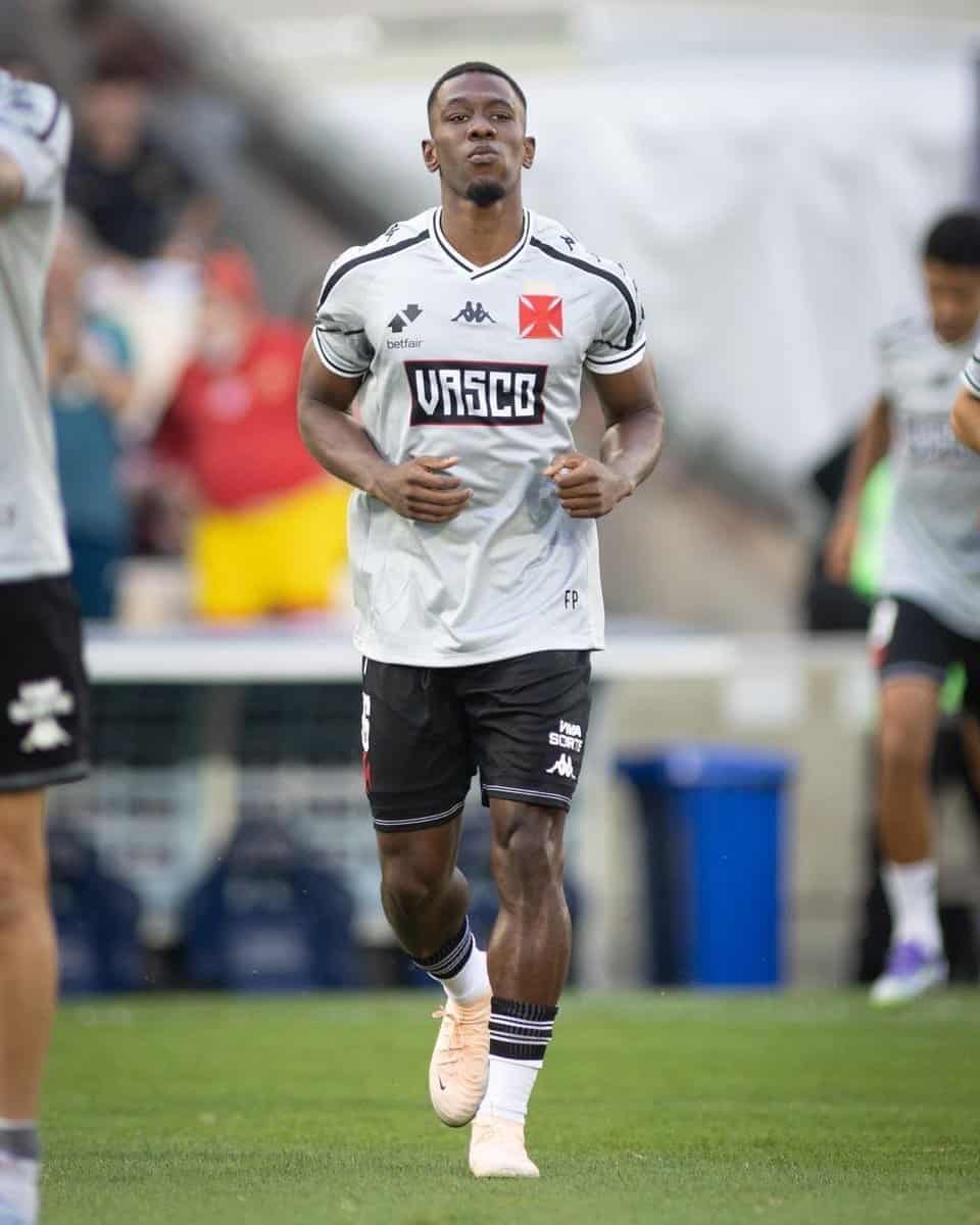 Jogador de futebol jogging em campo do Vasco.