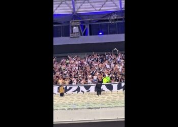 Torcida do Vasco em estádio; fãs vibrando.