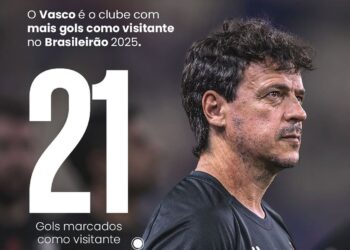 - Alt: Torcedor do Vasco com uniforme preto.