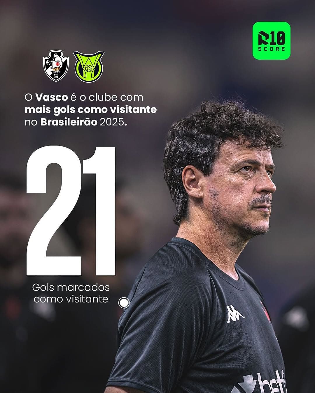 - Alt: Torcedor do Vasco com uniforme preto.