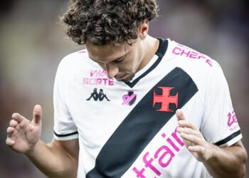 Jogador do Vasco com uniforme branco e detalhe em preto.