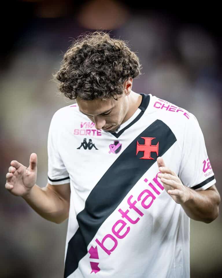 Jogador do Vasco com uniforme branco e detalhe em preto.
