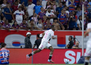 Vasco da Gama em ação durante partida de futebol no estádio.
