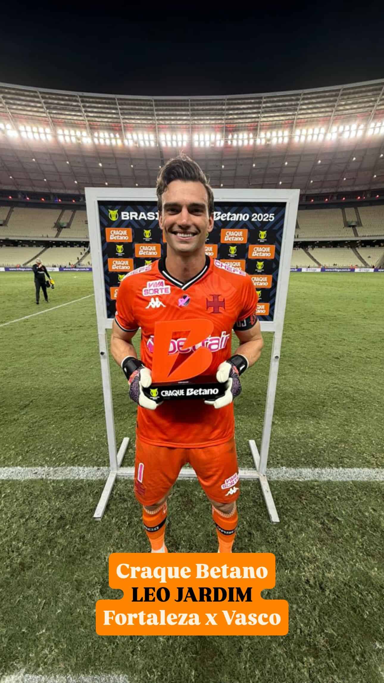 Jogador comemorando vitória com troféu do Vasco.