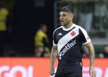 Jogador do Vasco em campo durante jogo.