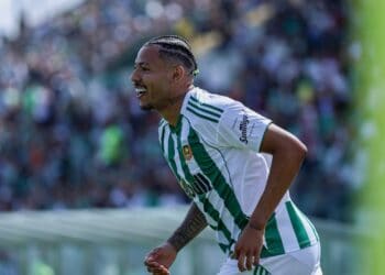 Jogador do Vasco comemorando gol em campo.