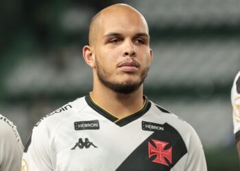 Jogador do Vasco em uniforme branco com detalhes pretos.