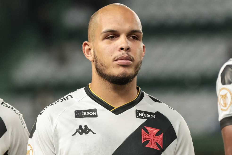 Jogador do Vasco em uniforme branco com detalhes pretos.