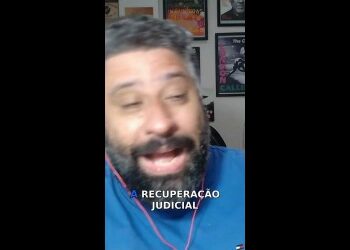 Homem falando com microfone vermelho.