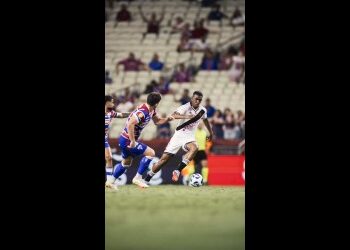Jogadores em ação durante jogo de futebol do Vasco.