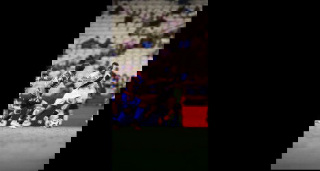 Jogadores em ação durante jogo de futebol do Vasco.