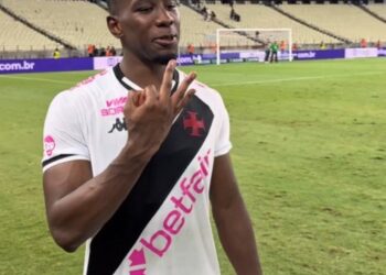Jogador do Vasco fazendo sinal com as mãos no estádio.