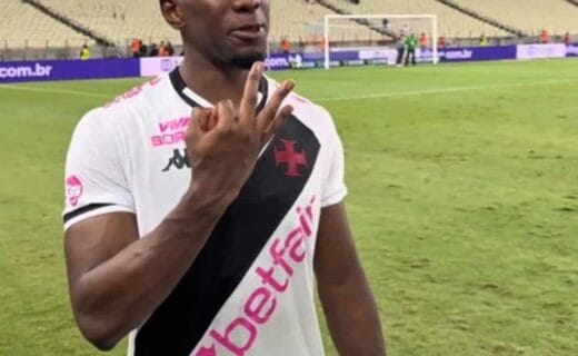 Jogador do Vasco fazendo sinal com as mãos no estádio.