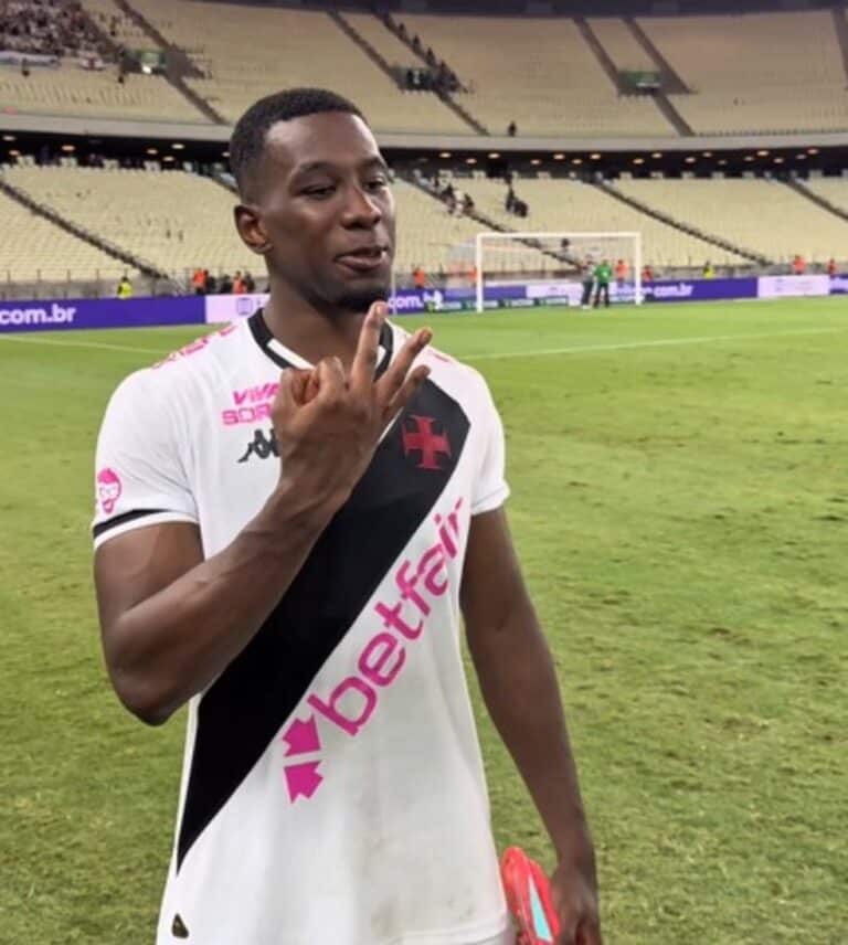 Jogador do Vasco fazendo sinal com as mãos no estádio.