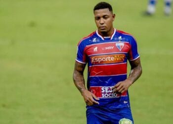 Jogador vestindo uniforme do Vasco, em campo.