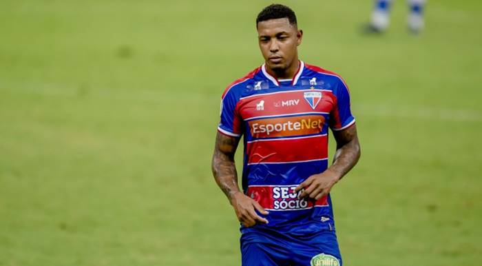 Jogador vestindo uniforme do Vasco, em campo.