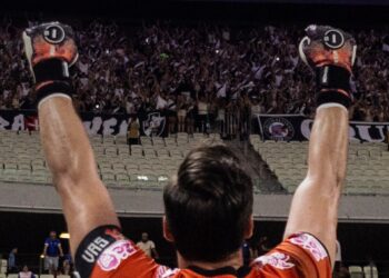Nó Vasco comemorando no campo.