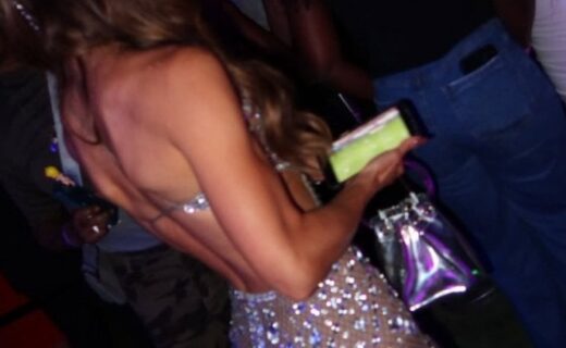 Vasca usando vestido brilhante com pedras.