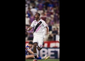 Jogador do Vasco comemorando gol em campo.