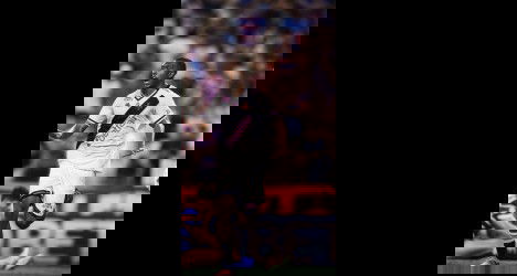 Jogador do Vasco comemorando gol em campo.