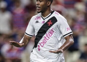 Jogador do Vasco em ação durante jogo.