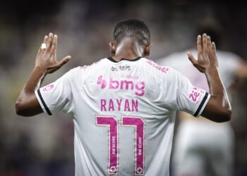 Jogador do Vasco do Brasil de costa levantando as mãos.