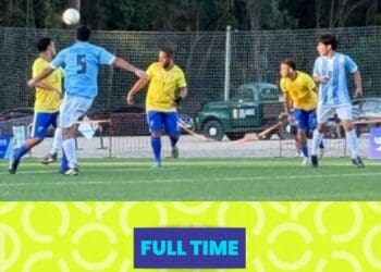 Jogadores de futebol em campo, partida entre Brasil e Argentina.