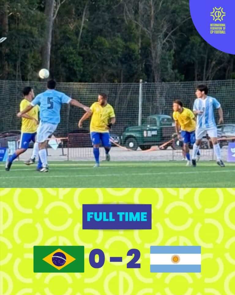 Jogadores de futebol em campo, partida entre Brasil e Argentina.