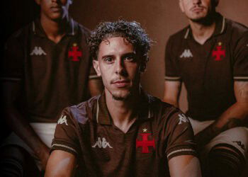 Vasco 2023 uniforme tricolor com brasão e marca Kappa.