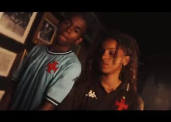 Vasco feminino: casal em homenagem ao time carioca.