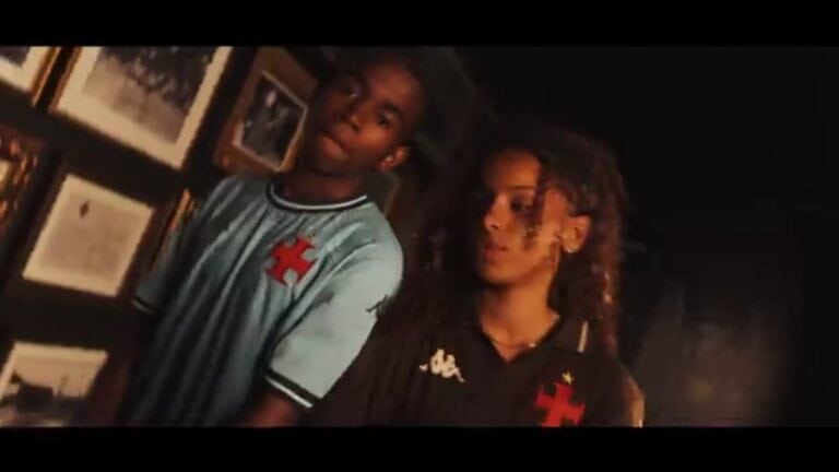 Vasco feminino: casal em homenagem ao time carioca.