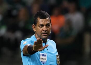 Árbitro de futebol em ação durante partida.