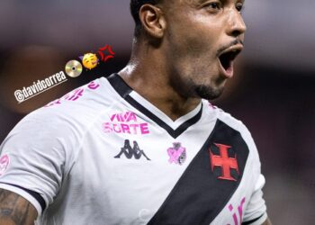 David Luiz comemorando gol com camisa do Vasco.