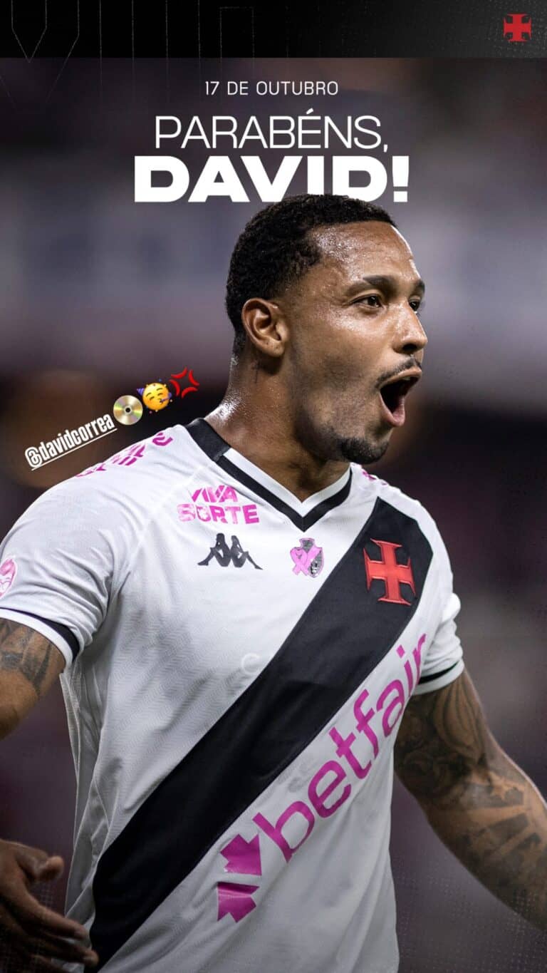 David Luiz comemorando gol com camisa do Vasco.