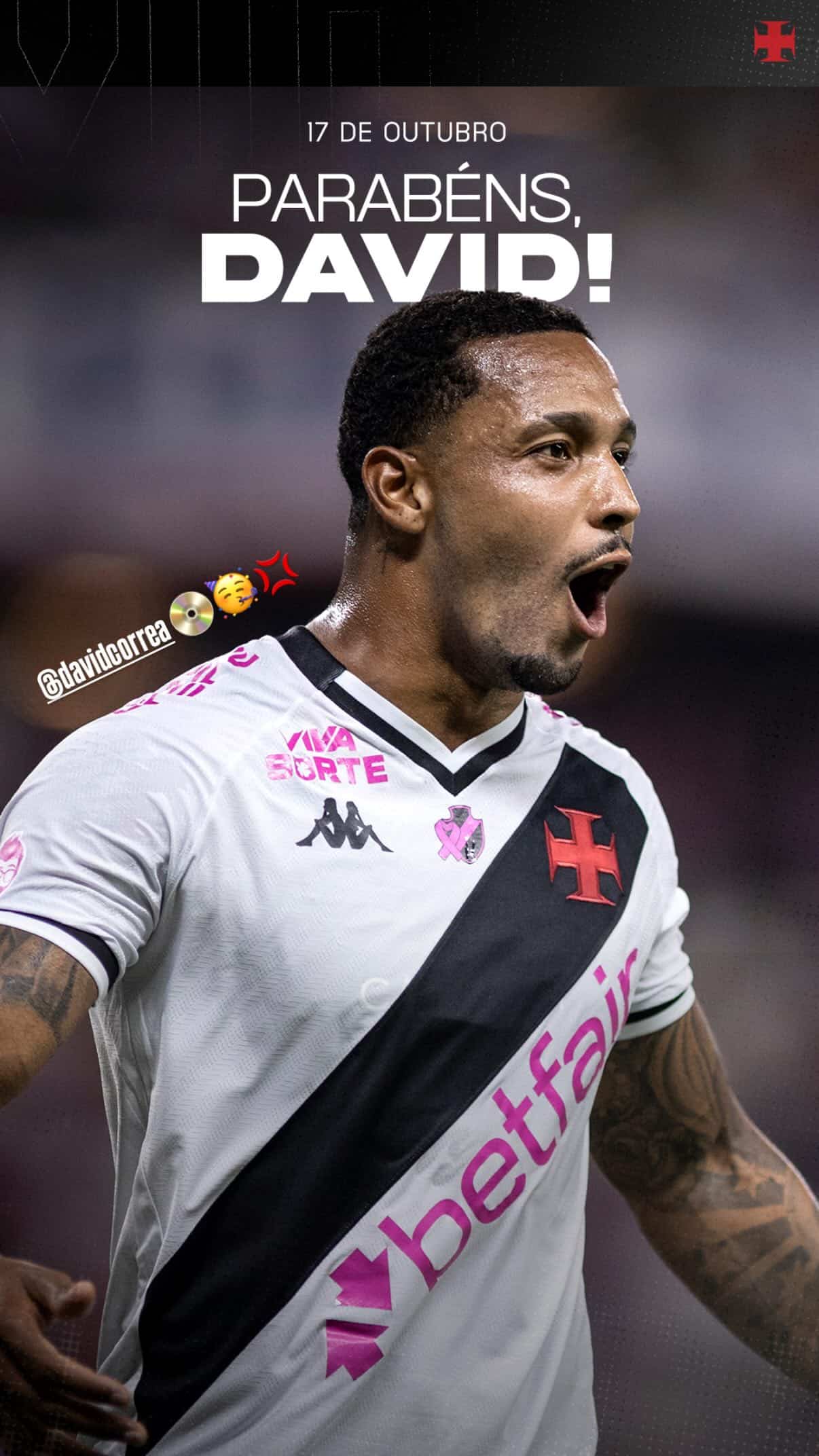 David Luiz comemorando gol com camisa do Vasco.