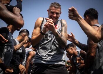 Jogadores do Vasco em treino ao ar livre.