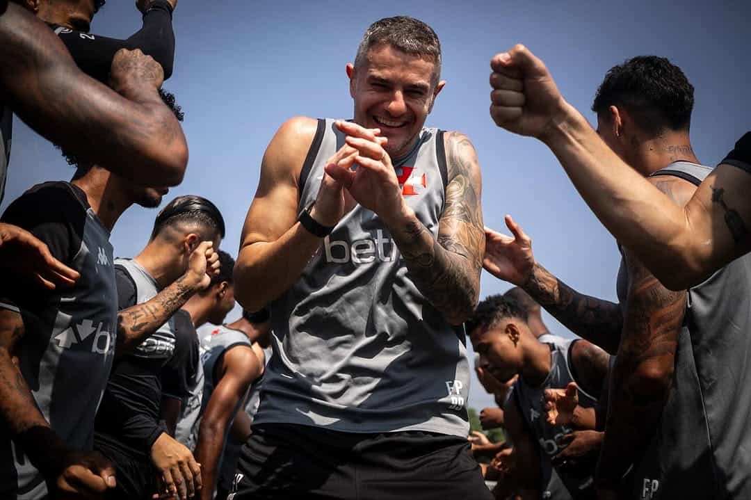 Jogadores do Vasco em treino ao ar livre.