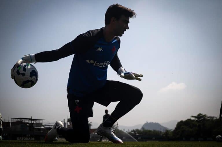 Filename: goleiro-em-acao-no-campo-de-futebol.jpg.