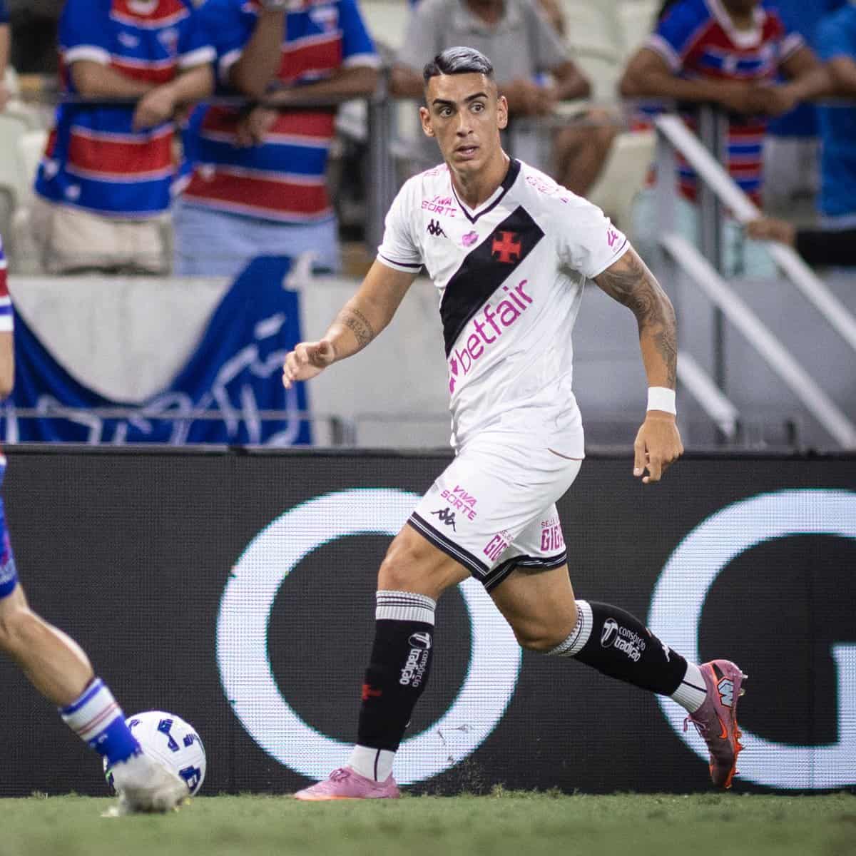 Vestido do jogador do Vasco em jogo de futebol.
