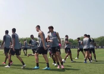 Jogadores do Vasco treinando no campo.