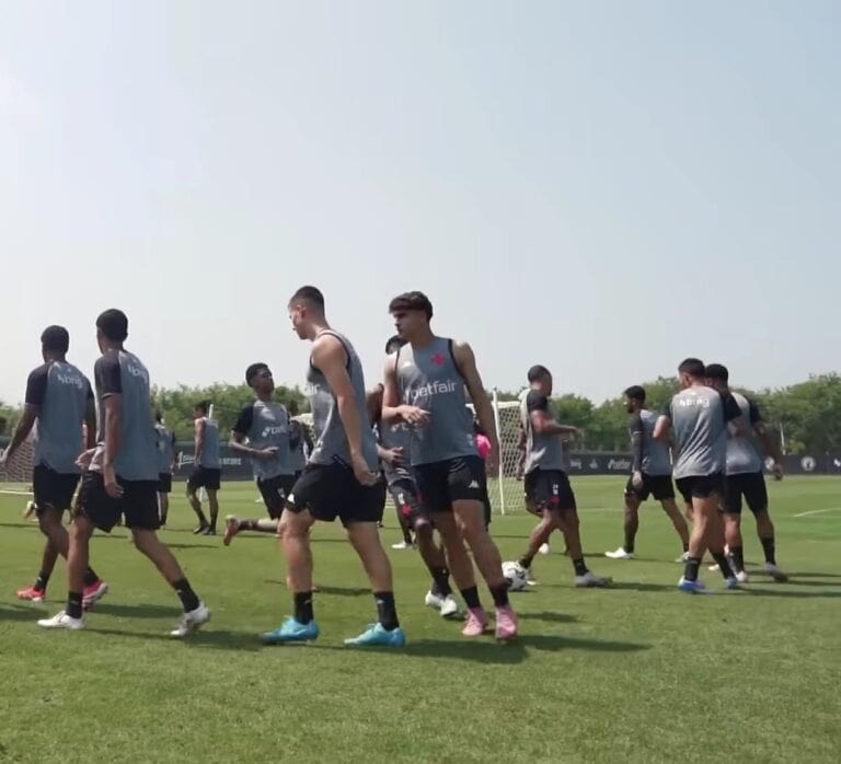 Jogadores do Vasco treinando no campo.