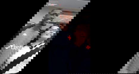 Jogador do Vasco com torcedora sorridente.