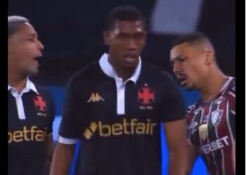 Jogadores do Vasco discutindo durante partida.